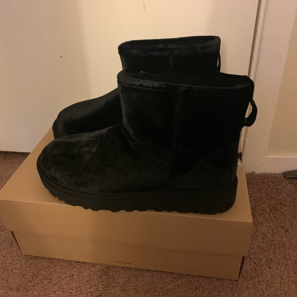 NIB UGG Classic Mini Boots - Picture 4 of 6